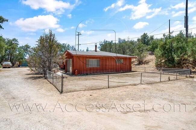 Building Photo - Comfy 2 Bed/1 Bath Home in Victorville!