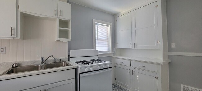 Building Photo - 68 E James St