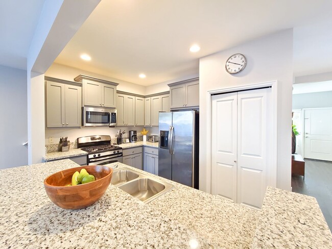 Building Photo - 4 bedroom/2.5 bath in Parkside Estates