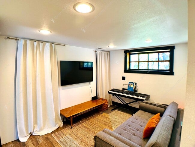 Building Photo - Unfurnished - Charming 3-Bedroom Home in D...