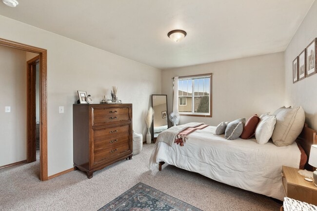 Building Photo - 1 Bed, 1 Bath 930 Sq Ft 2nd Floor