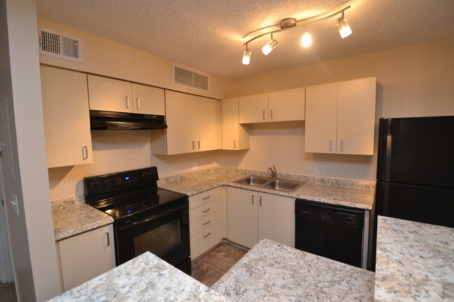 Building Photo - 1/1 Condo in GATED ~ LAKEFRONT community i...