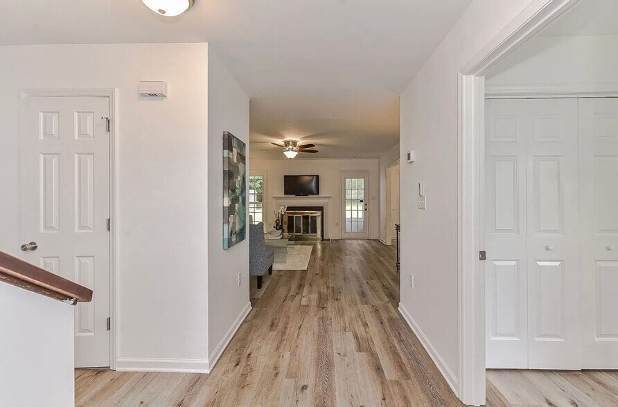 Building Photo - 5610 Vandora Dr