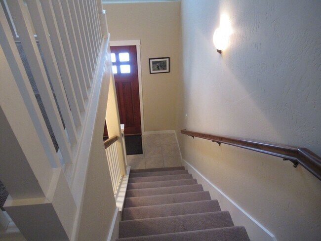 Building Photo - 2 Bed 2.5 Bath Furnished River Lakes Townhouse!