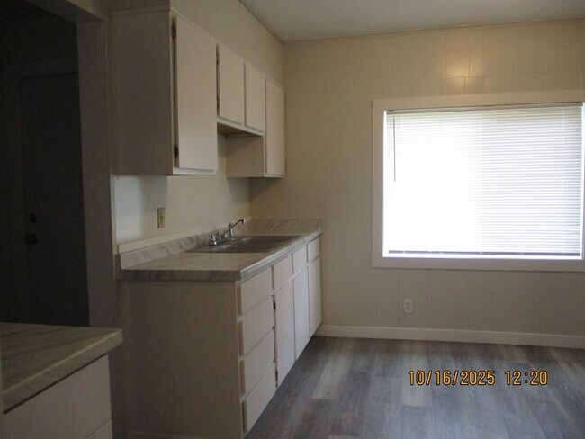 Building Photo - 300 N Tilden St