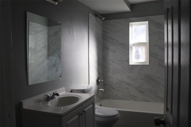 Building Photo - 740 Cooper St SW