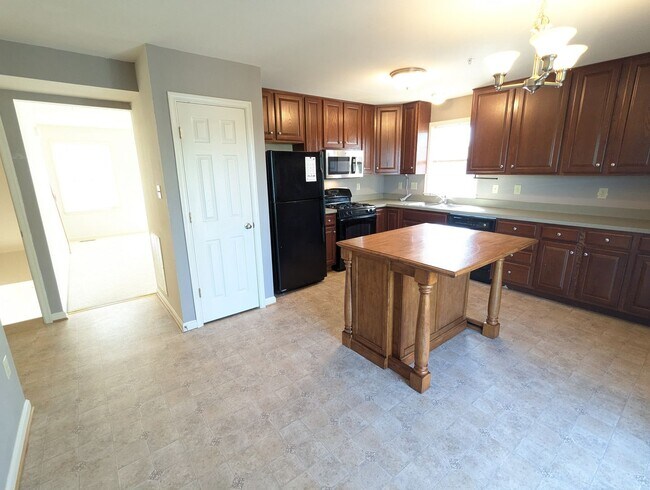 Building Photo - 3 Level End Unit townhouse available mid O...