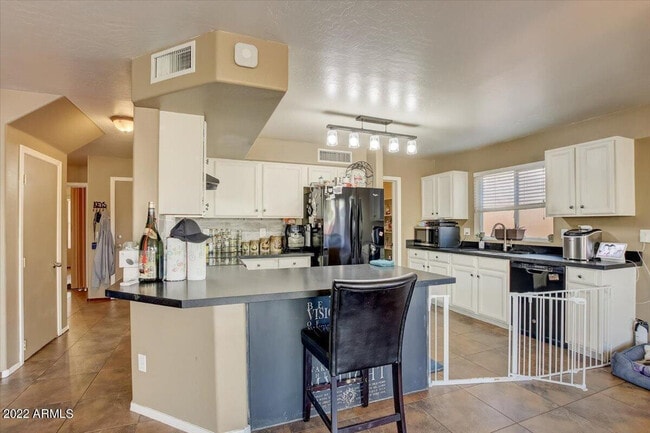 Building Photo - 14878 W Bloomfield Rd