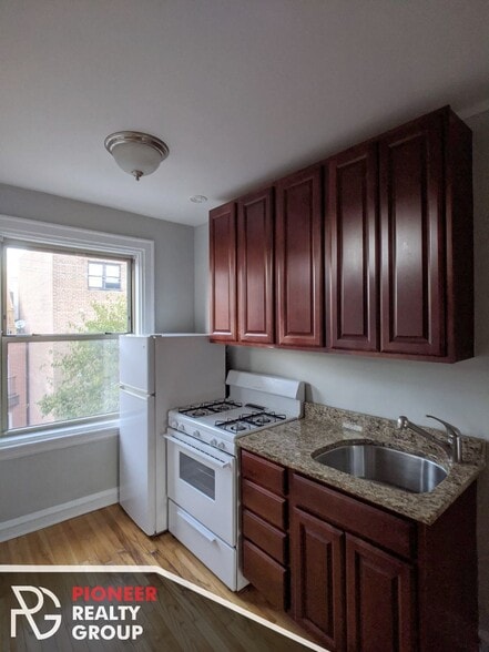 Building Photo - 546 W Surf St