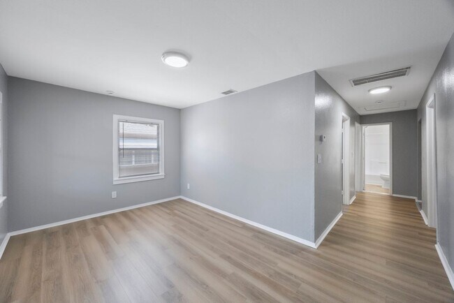 Building Photo - Cute 3bdrm/1bath House ** Section 8 OK ** ...