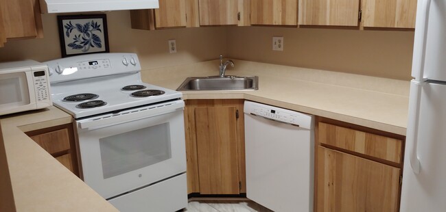 Kitchen - 1737 Pine Ridge Way W