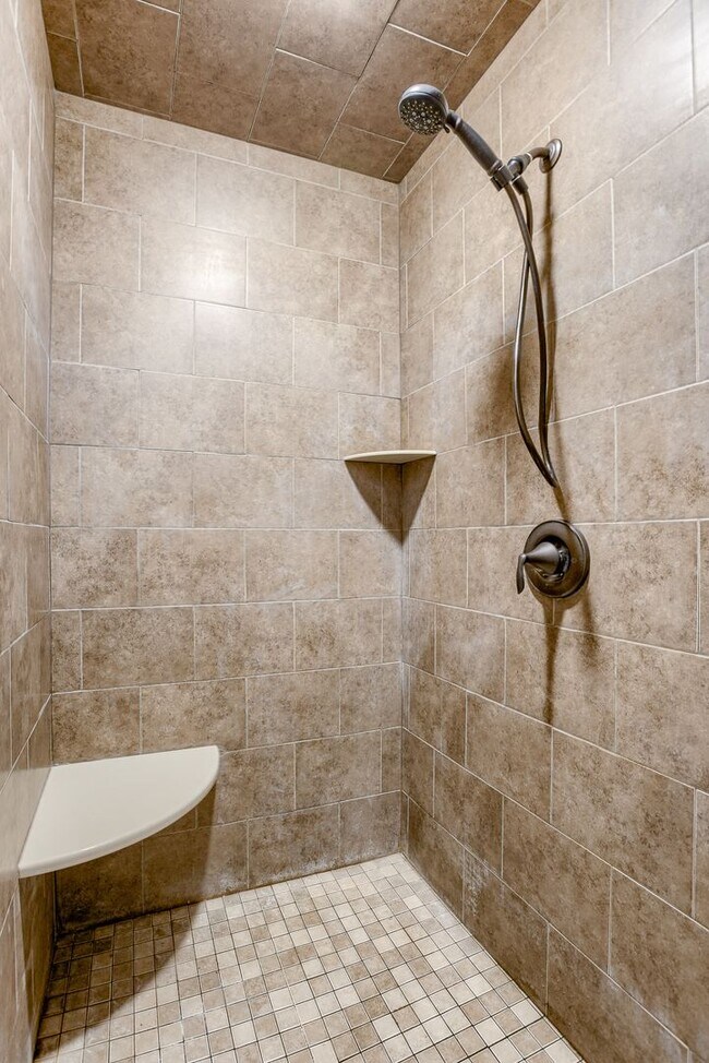 Building Photo - Beautiful 4 Bedroom In Shadow Lake!!