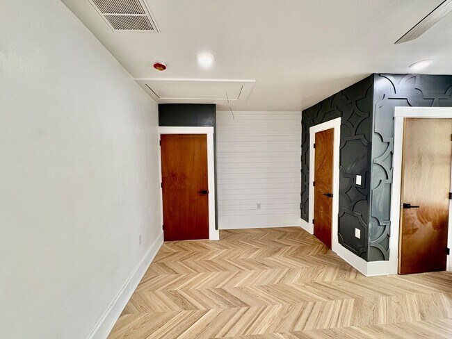 Building Photo - 5616 Phillips Ave