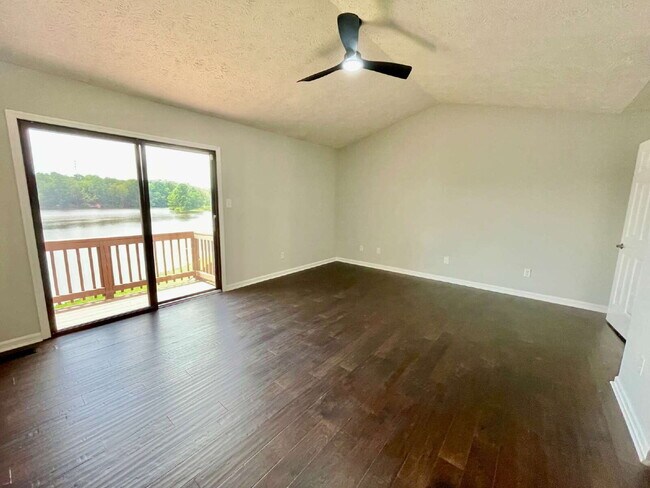 Building Photo - 3-Bed, 3-Bath Townhouse In Lands End