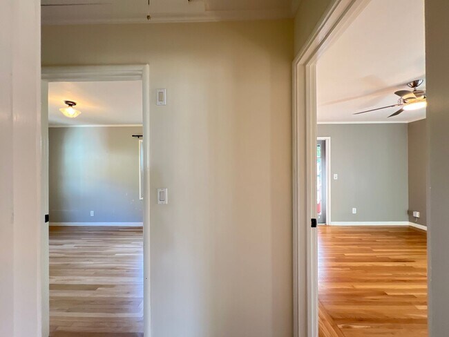 Building Photo - 2 Bedroom/1 Bath Available in Oakland!