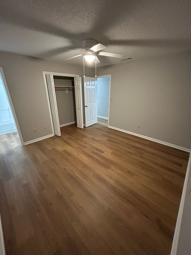 Building Photo - Newly Renovated 3 bedroom/ 2 bathroom in d...