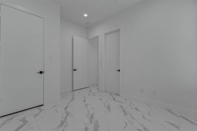 Building Photo - 5727 Elysian St