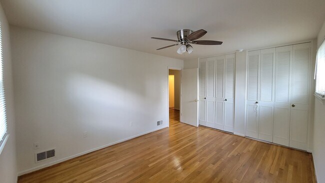 Building Photo - Spacious 4 Bed 3 Bath Home With Fully Fenced Yard In Amenity-Rich Kings Park West