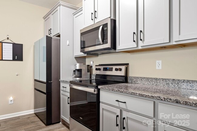 Building Photo - 467 Switch St