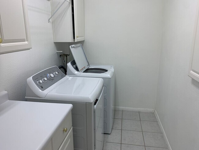 Building Photo - Lovely furnished Green Valley condo in Res...