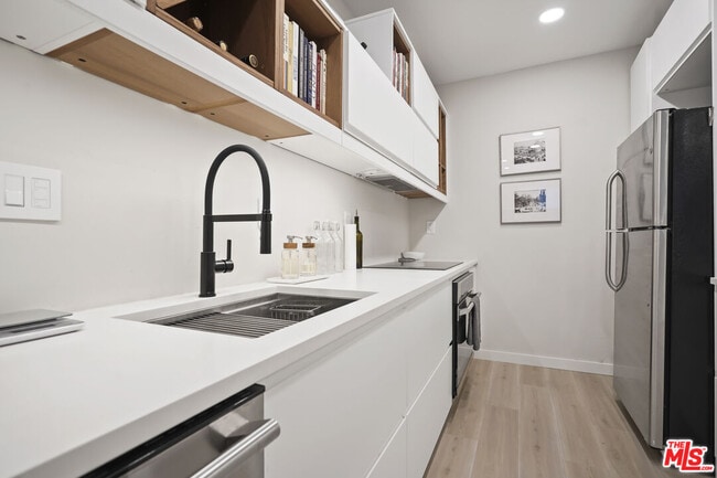 Building Photo - 630 W 6th St