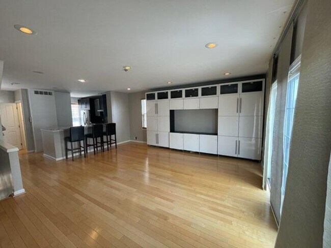 Building Photo - Beautiful Southfield Condo