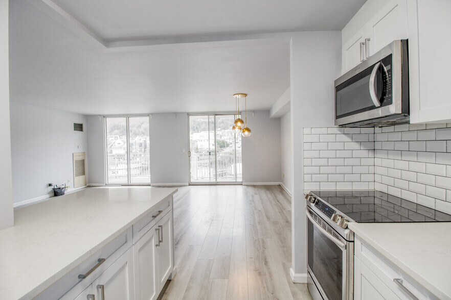 Building Photo - 1055 River Rd