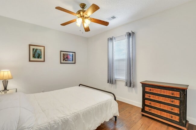 Building Photo - Stunning 2 bedroom, 2 bath in Bluffton