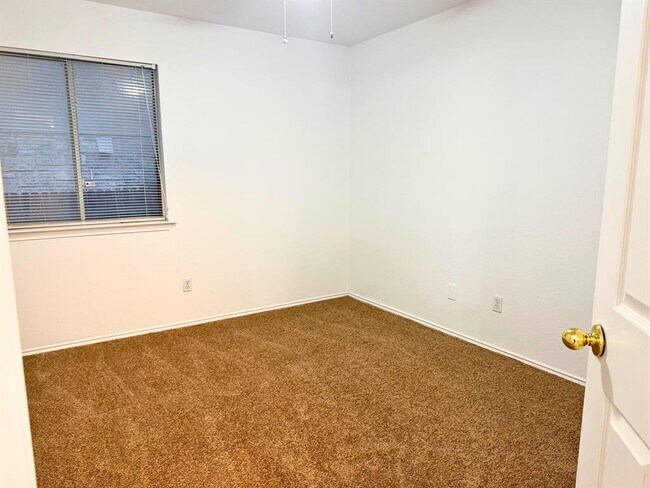 Building Photo - 711 Settlement St