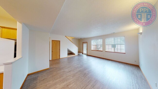 Building Photo - Beautiful Village Townhome!! Double Garage- Great Sunnyside Location!! Pet Friendly Princeton Vil...