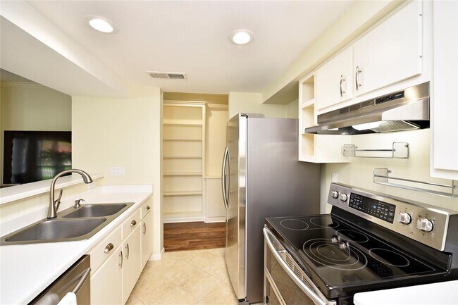 Building Photo - 12800 Melville Dr