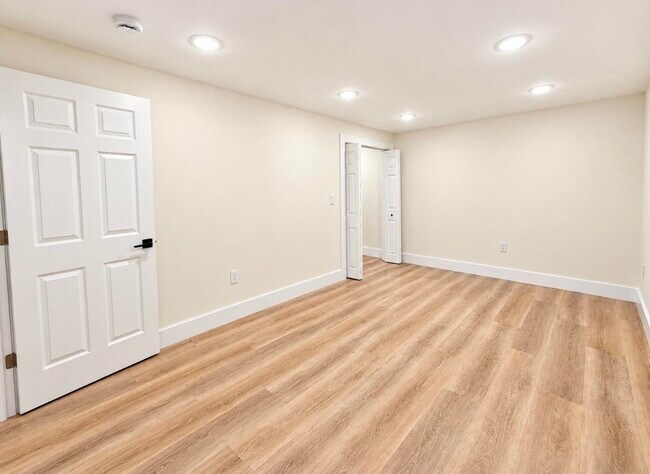 Building Photo - 156 Nelson Ave