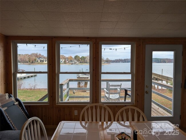 Building Photo - 187 Commodore Loop