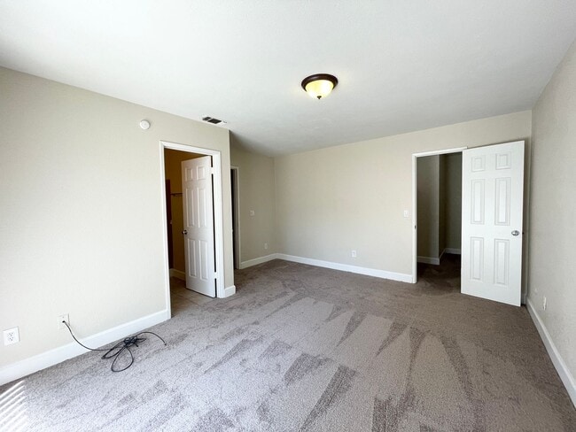 Building Photo - Recently Refreshed 3 bedroom with Central ...
