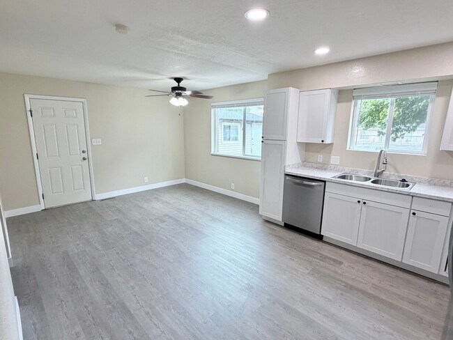 Building Photo - 1073 E 120 S