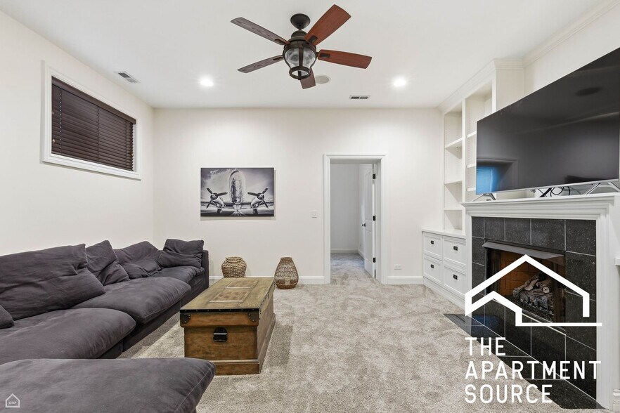 Building Photo - 952 N Racine Ave