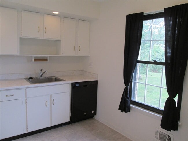 Building Photo - 553 French Rd