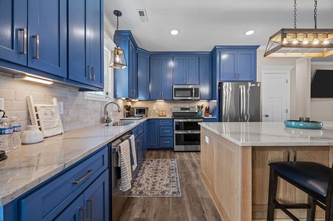 Building Photo - FULLY FURNISHED EXCLUSIVE SHORT AND MIDTERM RENTAL ONLY