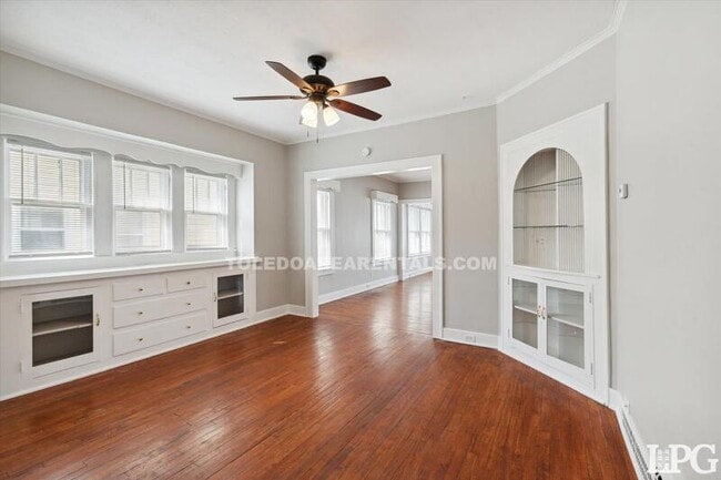 Building Photo - 4138 N Lockwood Ave