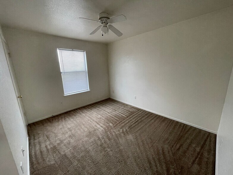 Building Photo - 1906 Windward Dr