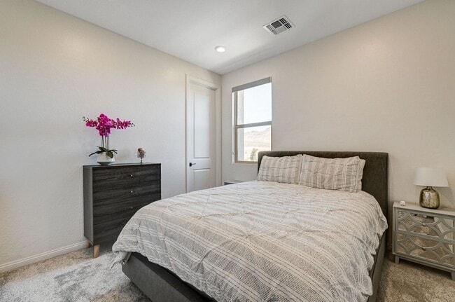 Building Photo - Stunning Fully Furnished 5-Bedroom Home in...