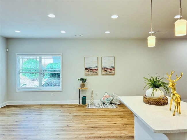 Building Photo - 1089 N Village Dr