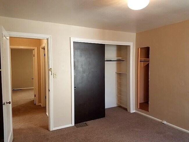 Building Photo - l1127