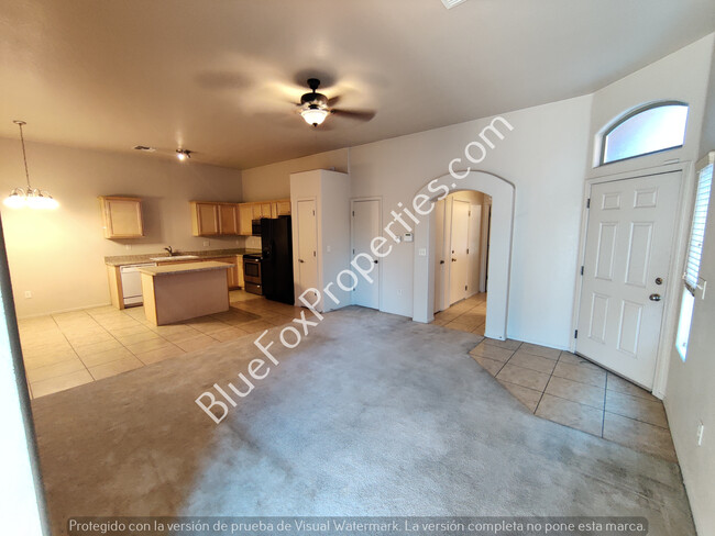 Building Photo - 2 Bedroom Townhome in Central Location