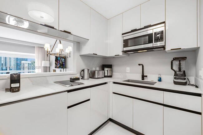 Building Photo - 1435 Brickell Ave