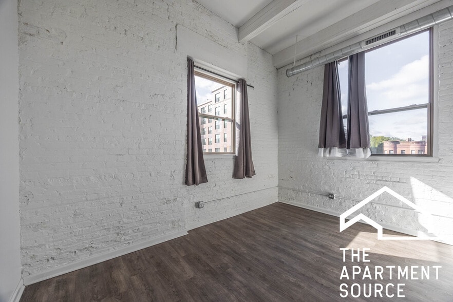 Building Photo - 930 W Dakin St