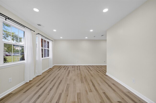 Building Photo - 276 Temple Hill Rd