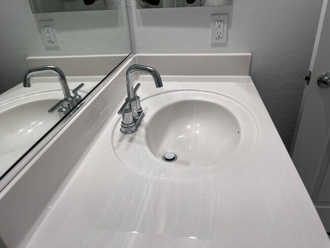 Building Photo - TOWN HOME WITH COMMUNITY POOL , GATED COMM...