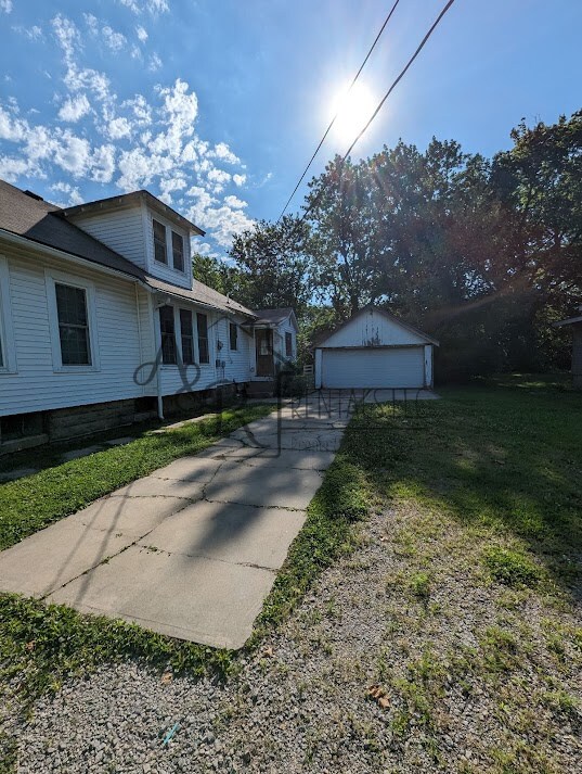 Building Photo - 1401 S Elm St