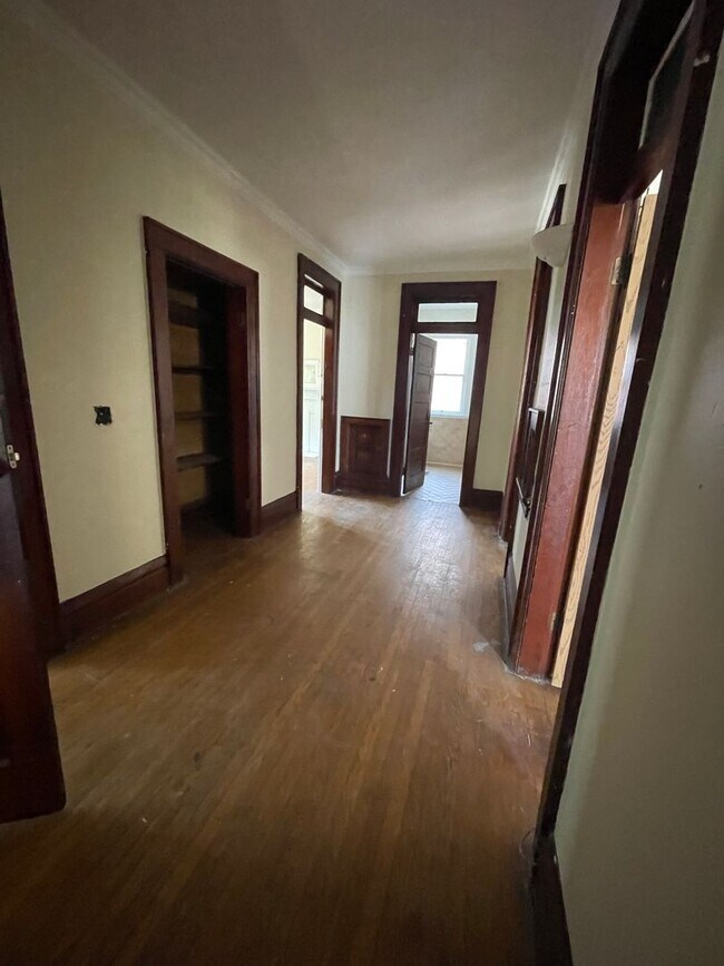 Building Photo - Large Brick 7 bedroom home.